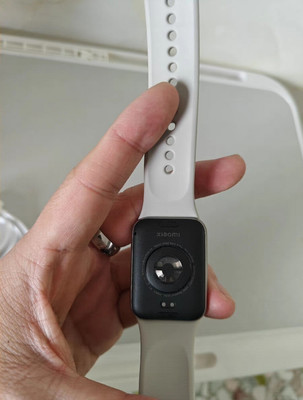 小米手环9 Pro银色版惊艳亮相 智能穿戴新标杆